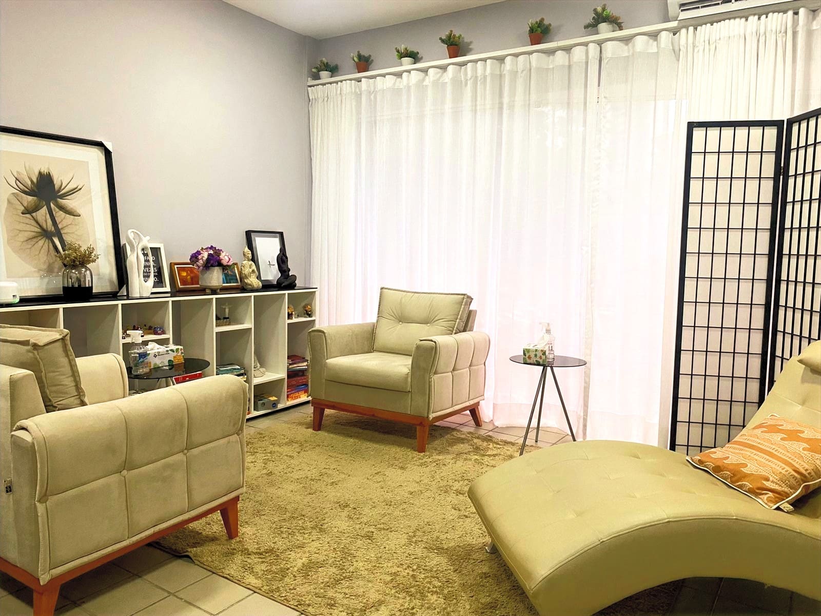 Ambiente do consultório com decoração acolhedora
