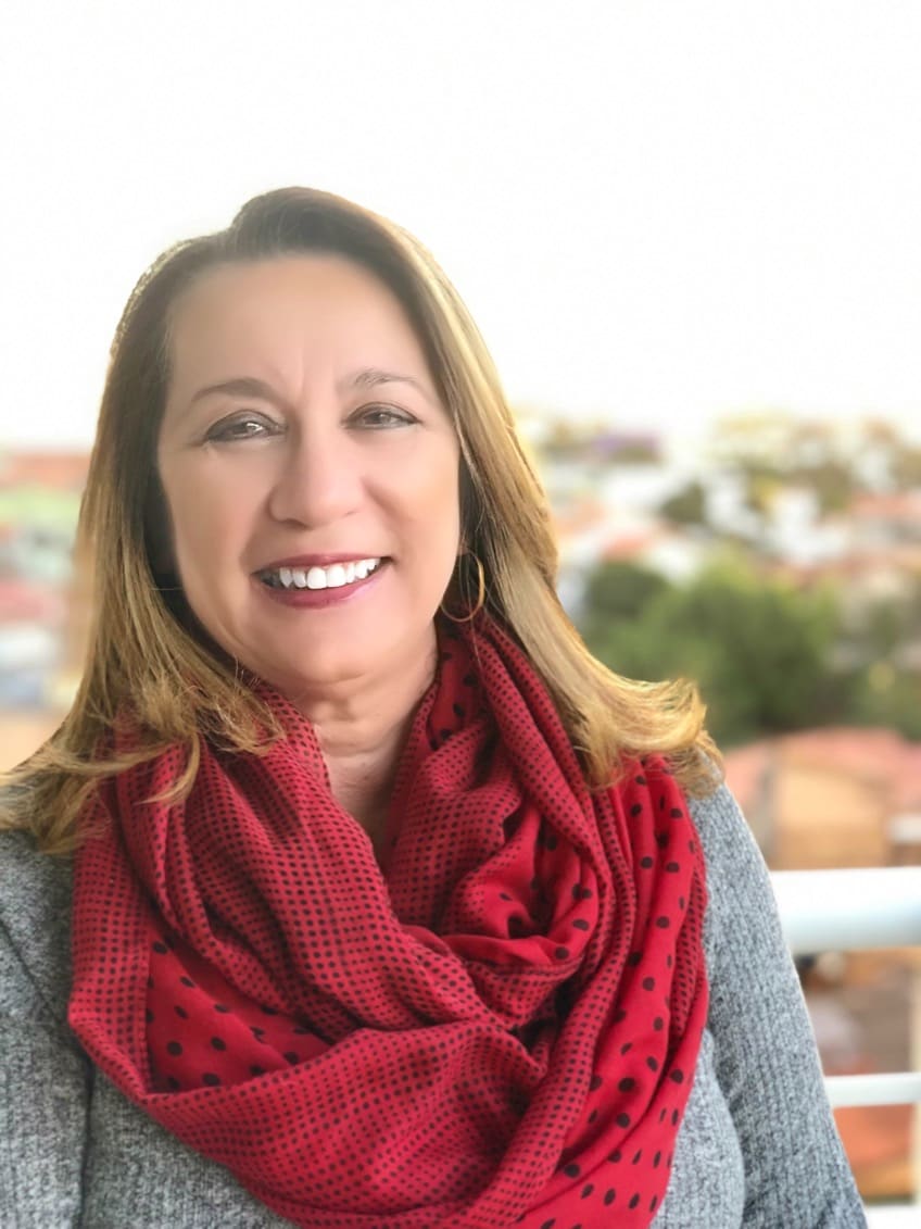 Retrato da Dra. Édia Torres sorrindo